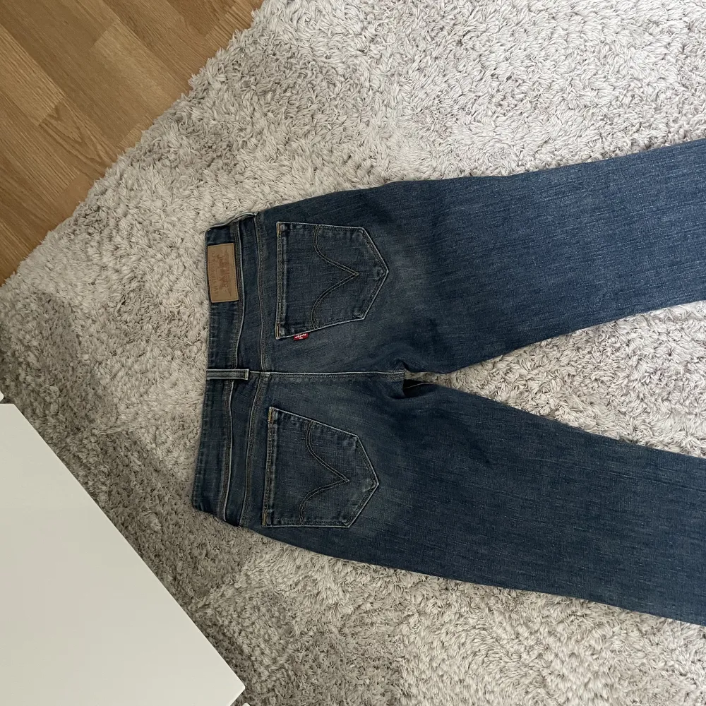 Supersnygga lågmidjade bootcut/straightleg jeans från Levis💕💕. Jeans & Byxor.