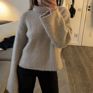 Stickad tröja - Mjuk stickad tröja från BikBok i storlek xs. 