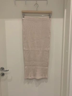 Beige ribbstickad maxikjol från Gina Tricot  - Säljer en beige ribbstickad maxikjol från Gina Tricot. Passform: Kjolen har en tight passform. Storlek: S.  Använd få gånger och i bra skick. 