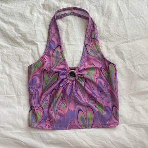 somrig halterneck - halterneck köpt på urban outfitters i coola färger!💘🌟 har en liten fläck som syns på andra bilden (originalpris 400kr)