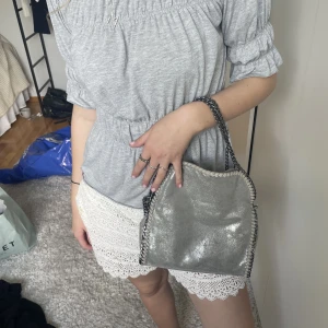 Stella McCartney liknande väska  - Ball Stella liknande väska i fint skick. Medelstor med fack och både kort och långt band ❤️‍🔥❤️‍🔥