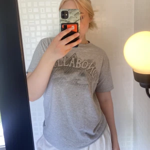 T shirt - Tshirt från billabong. Strl S. Ingen defekt mer än en liten fläck