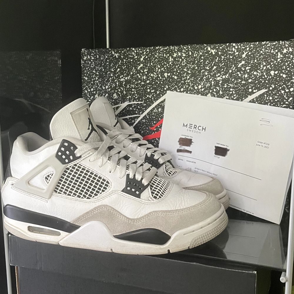 ✔️Jordan 4 military black ✔️🔥Storlek 42,5 ☀️Perfekta till sommaren ☀️👑Mycket bra skick 👑🍀Box och kvitto finns 🍀🦋Skickar gärna fler bilder eller svarar på frågor 🦋📦Kan fraktas eller mötas upp i Stockholm 📦🌸Pris kan diskuteras vid snabb affär 🌸. Skor.
