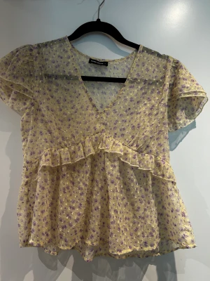 Topp - Jättesöt topp, köpt utomlands men storleken är XS. Skriv om du har några frågor!🫧💛