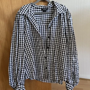 Rutig skjorta  - As ball skjorta från Monki strl L men mer en M! Bra material
