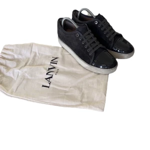 Lanvin cap Toe sneakers  - Lanvin cap Toe sneakers Storlek: UK 7 Cond: 8,5/10 mockan är lite ”torr” Pris: 2350:-   Skriv pm för mer information