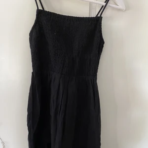 Klänning  - Fin klänning lik den populära från zara. Nästintill oanvänd.