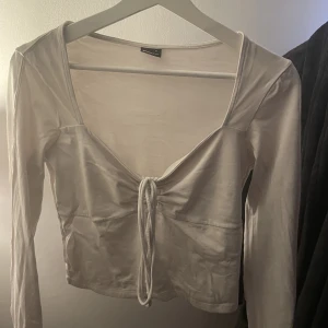 Ginatricot topp knappt använd - Snygg tröja från Gina i storlek M och passar även S! Öppna slitsar längst ner på armen och knytning vid bysten. Säljer på grund av kommer inte till användning. Nypris 300 kr 