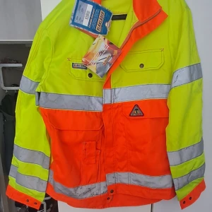 Jacka Blåkläder - Sprillans ny jacka från Blåkläder helt oanvänt.  Storlek XL. (C56) Pris: 549:-   Byxorna samma storlek XL C56, pris 499:-    Pris kan diskuteras vid snabb affär eller köp av bägge plaggen.