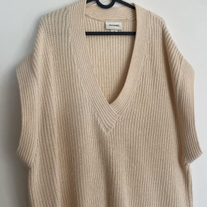 Stickad väst - Stickad väst från Monki i väldigt fint skick! ✨storlek M men oversized