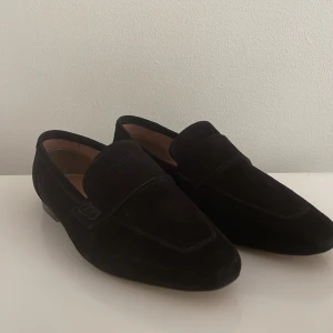 Loafers - Svarta mockaloafers från ASOS 👞Sparsamt använda 👞Klisterrester på undersidorna, går säkert att ta bort men har inte försökt 👞 Stl 37 men smal passform 👞 Inköpta för 439kr