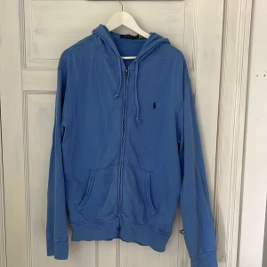 Ralph lauren zip hoodie  - Zip hoodie från Ralph Lauren. Använt en gång då den var för stor för mig. 