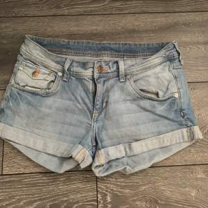 Ljusblåa jeansshorts från H&M. Köpta för flera år sen. Storlek 38