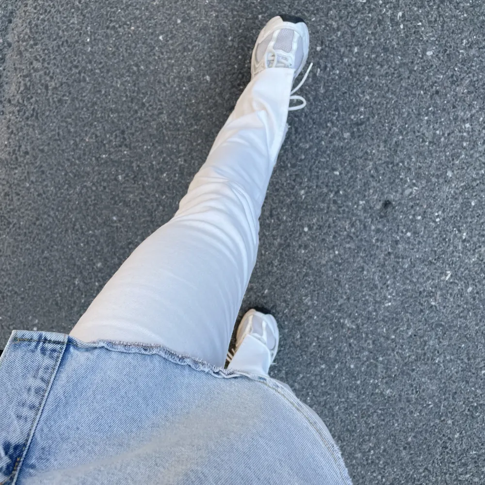 Vita jeans med slits i storlek 34. Fint skick, endast använda vid två tillfällen och skickas nytvättade. Jag är 164 cm, går att klippa av jeansen om man vill ha en kortare längd 💓💓. Jeans & Byxor.