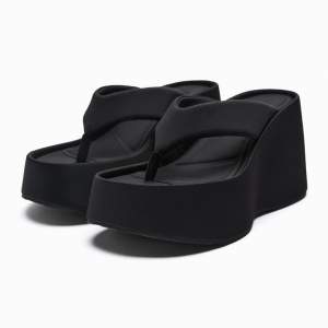 Zara flipflop sandaler med kilklack Aldrig använda, endast testade Kilklack höjd: 10,3 cm