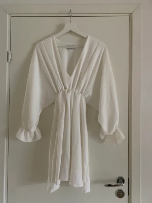 Vit klänning - Vit somrig klänning från Chiquelle, köpt förra sommaren och endast använd en gång under konfirmationen💗 