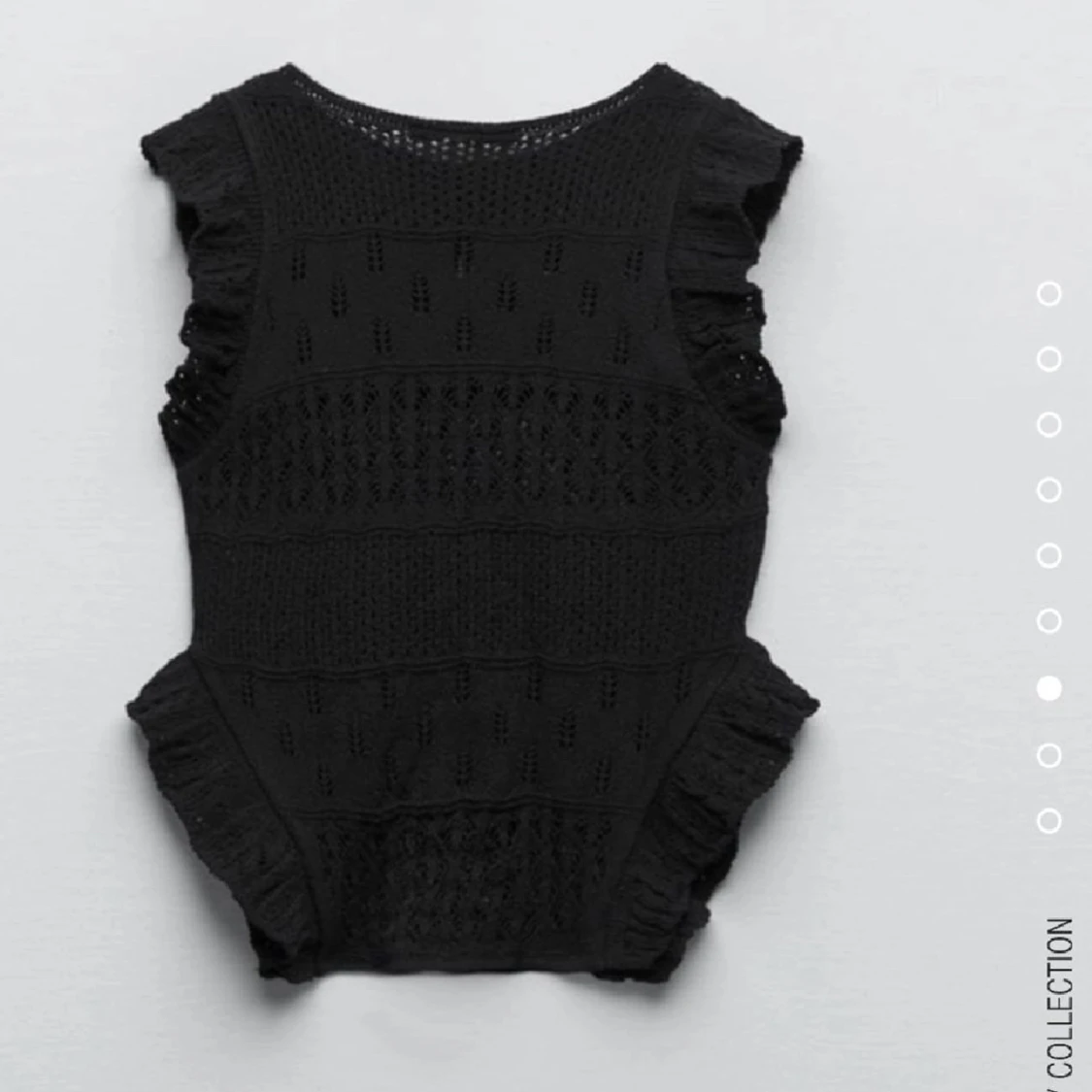 Fin ”stickad” T-shirt med volanger vid axlarna❤️