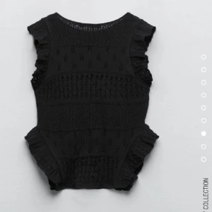 Fin ”stickad” T-shirt med volanger vid axlarna❤️ - Stickad tröja ifrån Zara, aldrig använt pågrund av för stor. Köpt för 279, skriv till mig för fler bilder💞