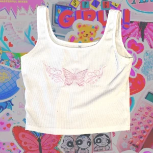 Y2K fjäril topp - en söt vit topp med rosa fjärilstryck på framsidan, säljer pga den inte är min stil längre 💖DM för fler bilder! Kan mötas upp i Stockholm eller frakta<3