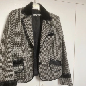 Kappa!  - Säljer denna super snygga kappa köpt second hand! Köptes för 200kr. Har ej bilder med den på men storlek S ! Köp direkt för 100kr. Tar bud ifrån 70kr.