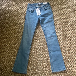 Lågmidjade bootcut jeans  - Endast provade, men de var tyvärr för små och gick sönder lite vid ett skärphölse. Det kan man lätt sy igen om man vill. Står strl 36 men är mer som en liten 34. Frakten står köparen för🫶🏼Skriv privat vid frågor!