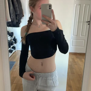 korsett topp  - svart korsett topp från bikbok som jag köpte för ungefär en månad sedan men som inte kommer till användning🤍 