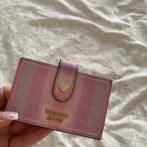 Victoria secret plånbok - Den är missfärgad men går fortfarande att använda som vanligt,