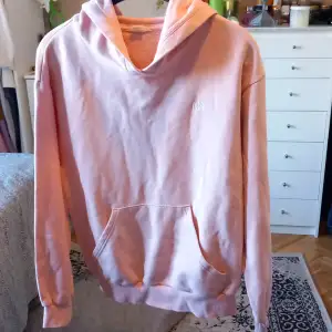 En fin rosa NYC hoodie, ingwt fel med den, storlek 158/164