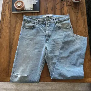Snygga oversized jeans med ett hål i högra knät, boyfriend jeans look. Oklar storlek men passar 38-44