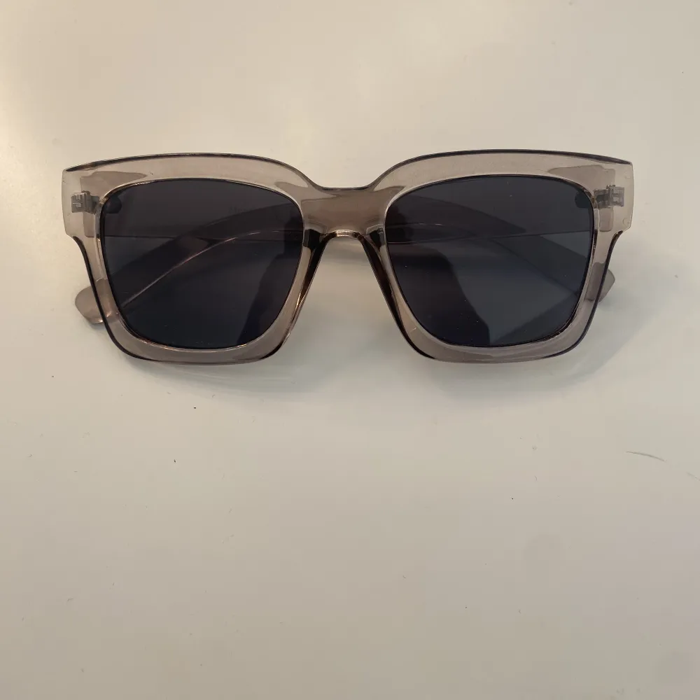 Jättefina grå solglasögon som liknar chimi. Säljer då jag har andra, Köpta för ca 300💗. Accessoarer.