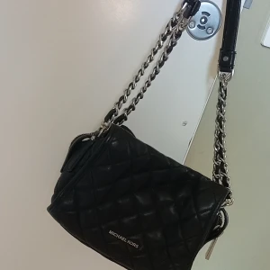 Michael kors väska  - Jätte fin Michael kors väska Den e äkta Finns i Billdal för hämtning 