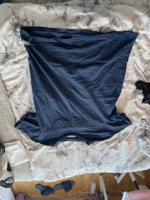 Mörk blå t-shirt - En mörk blå t-shirt,står new york.kostar 30kr+ frakt 20kr