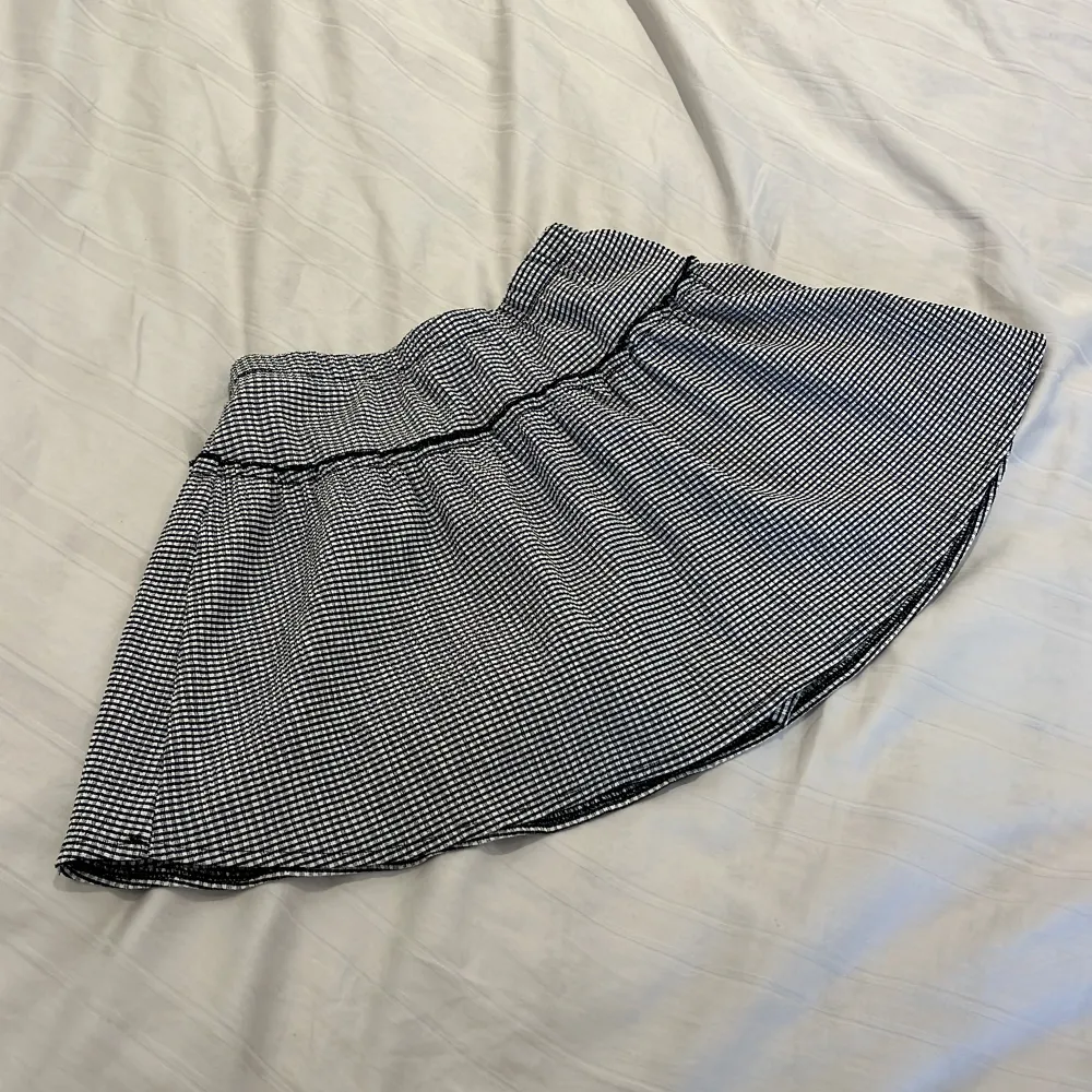 En sommartjol med inbyggda shorts och inte genomskinlig, tvättas innan skick. Kjolar.