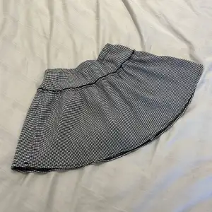 En sommartjol med inbyggda shorts och inte genomskinlig, tvättas innan skick