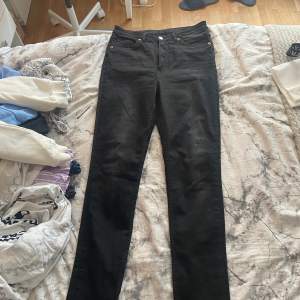  ett par svarta jeans ,kosar 50kr+30kr frakt 