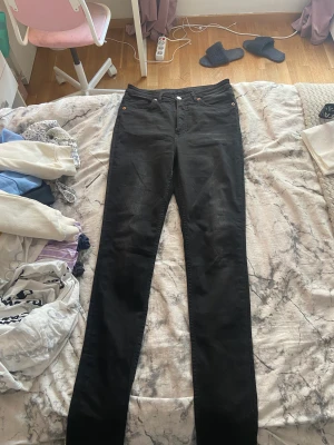 Jeans  -  ett par svarta jeans ,kosar 50kr+30kr frakt 