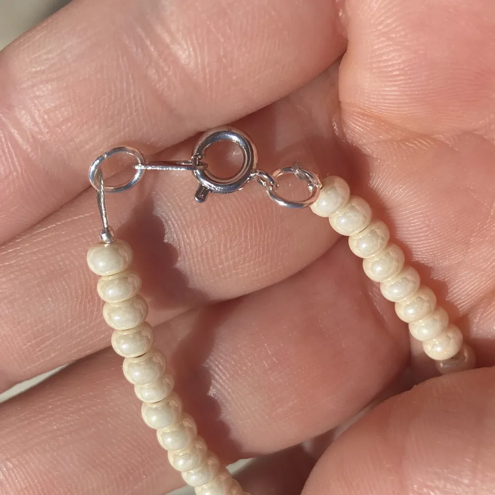 Egengjort Supergulligt halsband gjort med smyckeswire, glaspärlor, stjärnor i metall och en snäcka! Längd är cirka 45 cm. . Accessoarer.