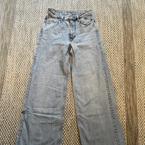 Jeans - Blåa jeans från Monki, använda men inga tecken på användning. Högmidjade och vida jeans, perfekta till vardagen. När ner till fötterna på mig som är 165. Hoppas de kommer till användning igen!💕 