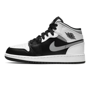 Jordan 1 white shadow 44 - Storlek 44 De är lätt använda men i bra skick.