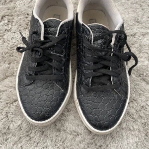 Skor - Säljer ett par sneakers. Perfekt till våren/sommaren. I bra skick. Skriv för intresse💗🤩