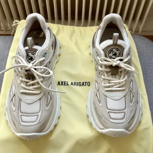 AXEL ARIGATO - Axel Arigato skor Storlek: 42  Skick: helt nya, oanvända!  Nypris 3850kr   Modell: Marathon R-tick Runner