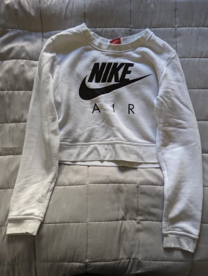 Nike Air tröja  - Tjocktröja från Nike i cropped modell. Strl. M  Fint skick använd 4 gånger 