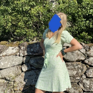 Superfin sommarklänning 💚☀️ - Denna klänning är sååå himla fin. En riktig midsommardröm 💚passar mig som är s🥰 säljer då den inte kommer till användning 