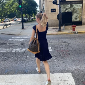 Klänning - Säljer denna fina klänningen från en butik i usa. Så flowigt material o vacker