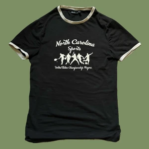 Svart t-shirt med tryck.  - Svart t-shirt med snyggt tryck och vita detaljer! Börjar bli för liten för mig därför säljer jag. ☀️