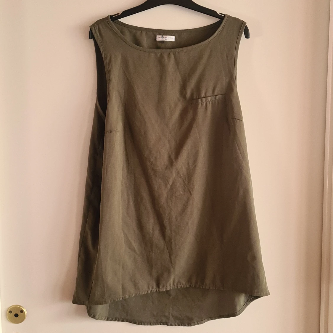 Militärgrönt linne storlek 38