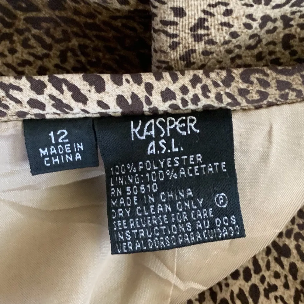 Leopard pennkjol från märket Kasper. Kjolar.