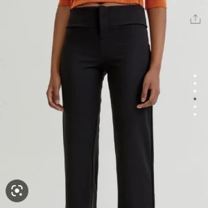 Lågmidjade kostymbyxor - Lågmidjade kostymbyxor. Långa, går ner till marken på mig som är 175👌 Lite noppriga, därav lågt pris midjemått 37 cm tvärs över, innebenslängd 85 cm Frakt kostar 66kr