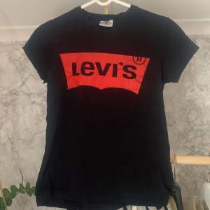 Svart Levi’s t-shirt, knappt använd.
