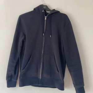 Huvtröja - Blå luvtröja, avklippt lapp men skulle gissa på storlek M, frakt kostar 66kr